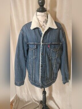 Classic Levi's Premium Vintage Fit Denim Jacket w/Sherpa Collar & Lining. Size M